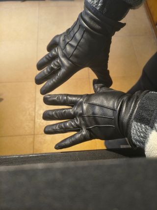 Guantes de piel negros Zara hombre.