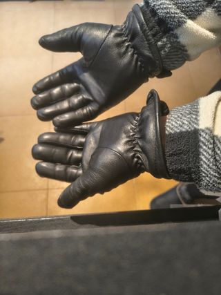 Guantes de piel negros Zara hombre.
