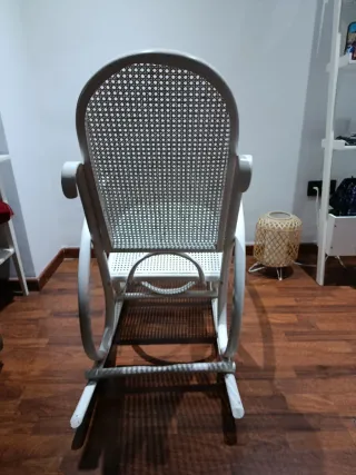 Mecedora blanca mimbre