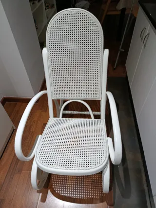 Mecedora blanca mimbre