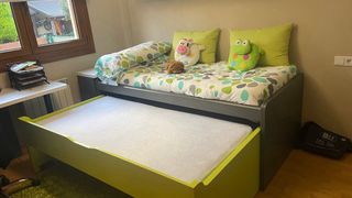 Dormitorio infantil gris y verde