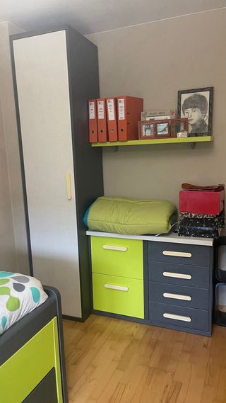 Dormitorio infantil gris y verde