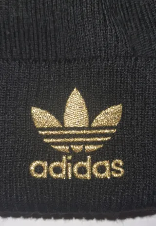 Gorro Adidas Negro con Pompón .