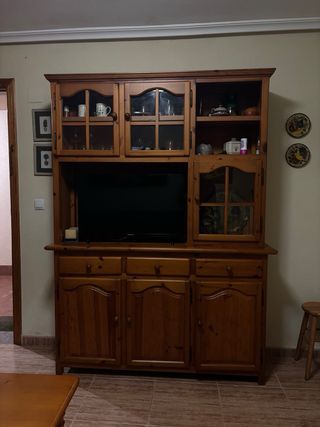 Mueble de salón madera con vitrina