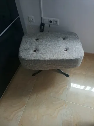 Butaca de tela gris y estructura negra