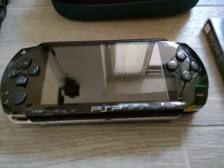 PSP - 1000 Sony con gioco e accessori - leggere
