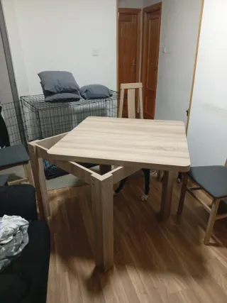 Mesa plegable y 4 sillas salón