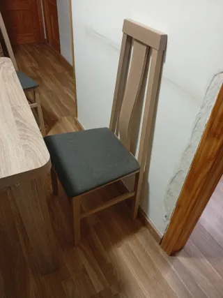 Mesa plegable y 4 sillas salón