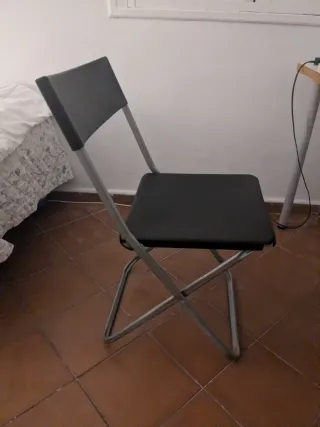 Silla plegable Ikea negra y plateada