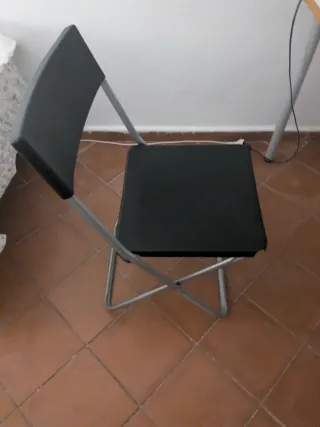 Silla plegable Ikea negra y plateada