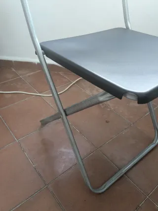 Silla plegable Ikea negra y plateada