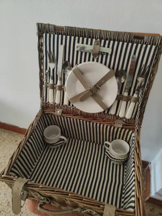Cesta de picnic con accesorios