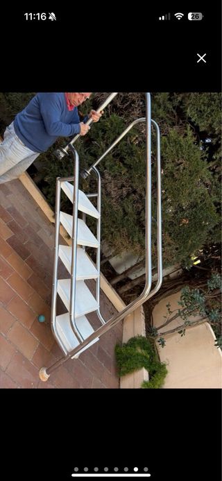 Escalera piscina metálica blanca
