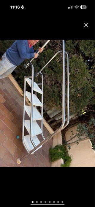 Escalera piscina metálica blanca