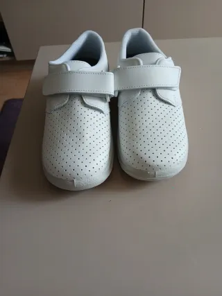 Zuecos hospitalarios marca Codeor. Número 39.