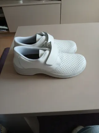 Zuecos hospitalarios marca Codeor. Número 39.