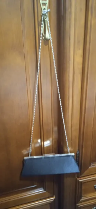 Bolso de fiesta negro con cadena