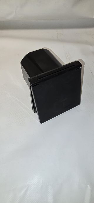 Toma de luz negra 105x105