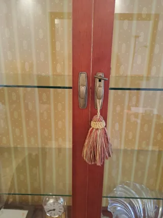 Vitrina de madera y cristal