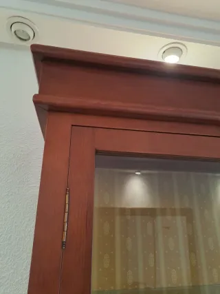 Vitrina de madera y cristal