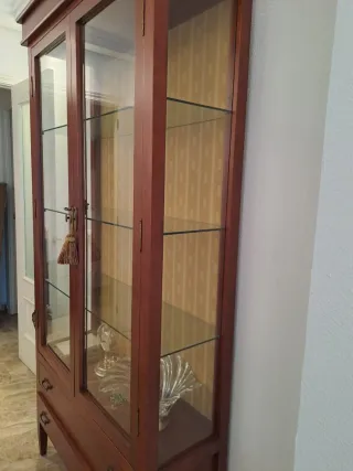 Vitrina de madera y cristal