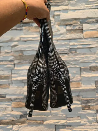 Stivali neri con tacco alto e strass