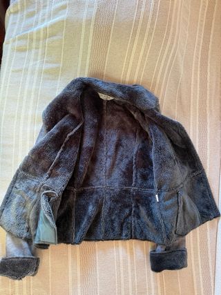 Chaqueta azul oscura con pelo.