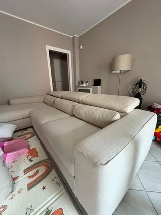 Divano con penisola beige in tessuto