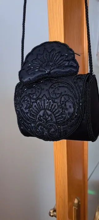 Bolso de mano negro con monederito