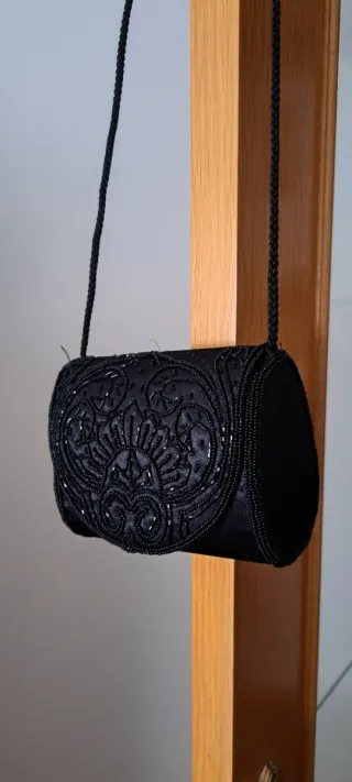 Bolso de mano negro con monederito