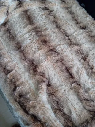 Colcha de pelo bege e castanho