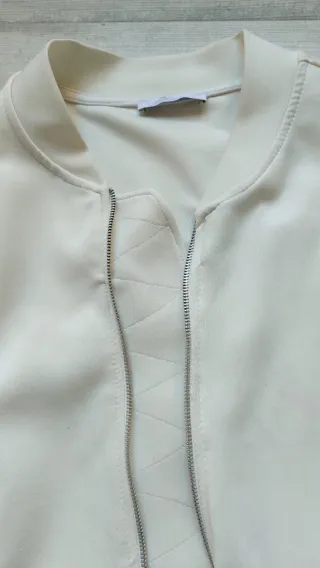 Sudadera blanca con cremallera