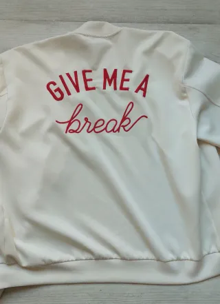 Sudadera blanca con cremallera