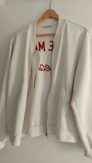 Sudadera blanca con cremallera
