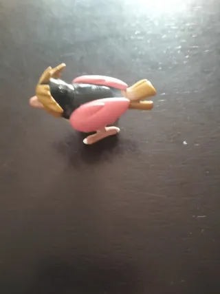 Figuras Kangaskhan y Spearow