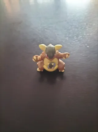 Figuras Kangaskhan y Spearow