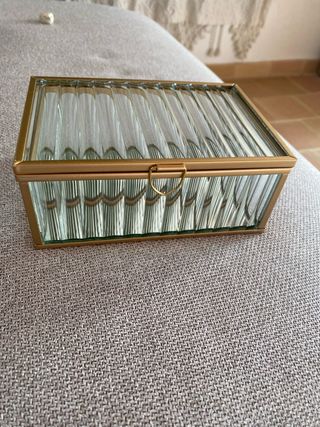 Joyero de cristal y metal dorado