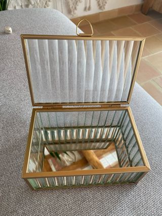 Joyero de cristal y metal dorado