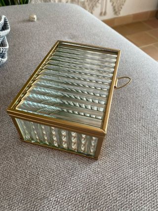 Joyero de cristal y metal dorado