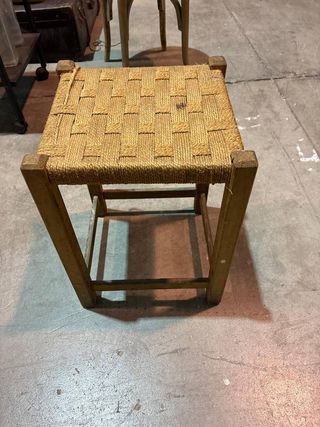 Taburete bajo de madera y yute