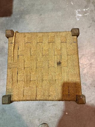 Taburete bajo de madera y yute