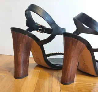 Sandalias Tacón de Piel y detalles dorados, nuevas