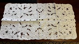 Centrotavola centrino ricamato bianco