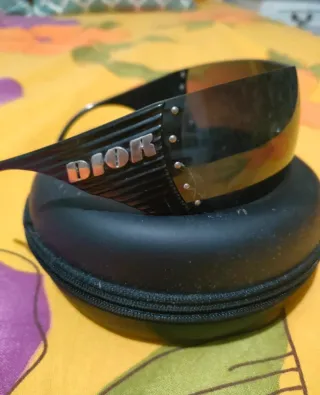 Gafas de sol Dior con su funda