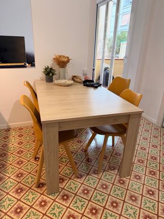 Mesa comedor extensible.  Conjunto de 4 sillas.
