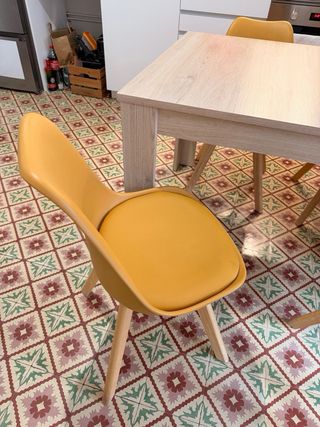 Mesa comedor extensible.  Conjunto de 4 sillas.