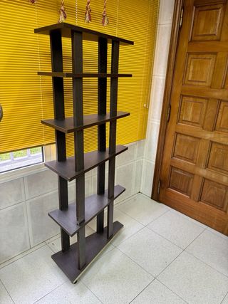 Estantería de madera oscura