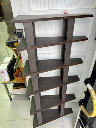 Estantería de madera oscura