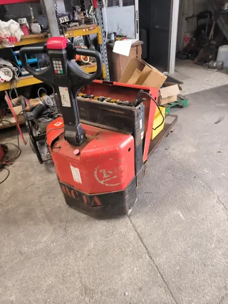 Traspaleta eléctrica toyota con cargador