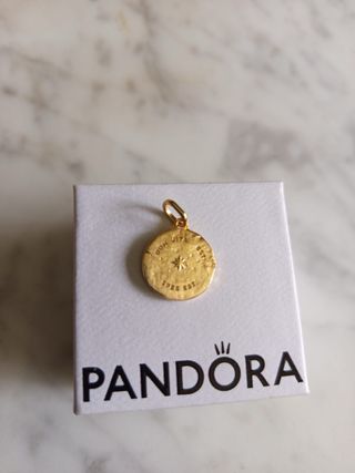 Pandora Charm Medallón Golondrina Dorado.